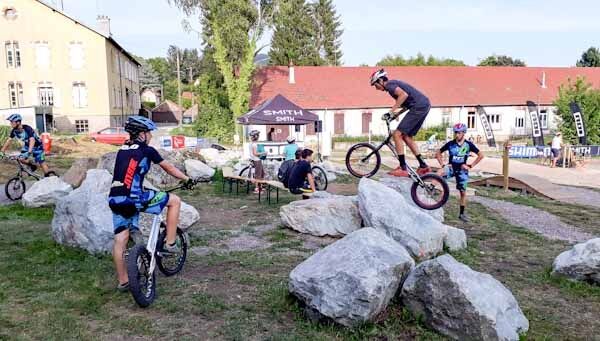 Photo avec des cyclistes sur le Bike Park de Giromagny